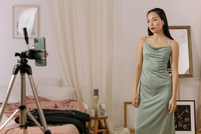 Starcie trendów: slip dress czy wrap dress? Najlepsze propozycje na wesele