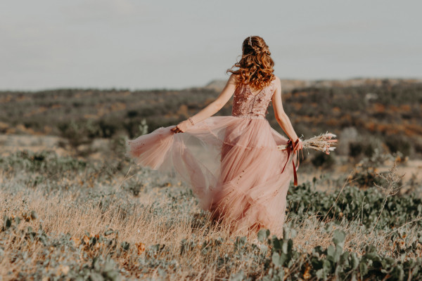 Boho chic na weselu – jak stworzyć romantyczną stylizację z charakterem?